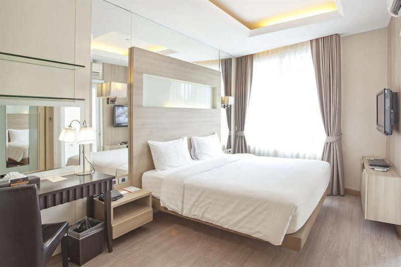 V Residence Serviced Apartment Bangkok Exterior photo